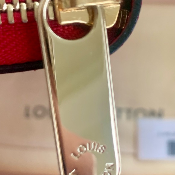 LV NEW Limites Edition Rose Indian Wallet Vernis - Picture 8 of 9